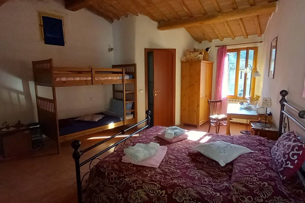 Cubrecamas, minibar, escritorio y wifi gratis