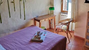 Cubrecamas, minibar, escritorio y wifi gratis