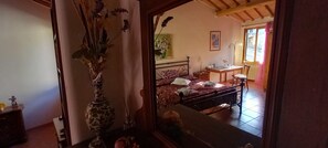 Cubrecamas, minibar, escritorio y wifi gratis 