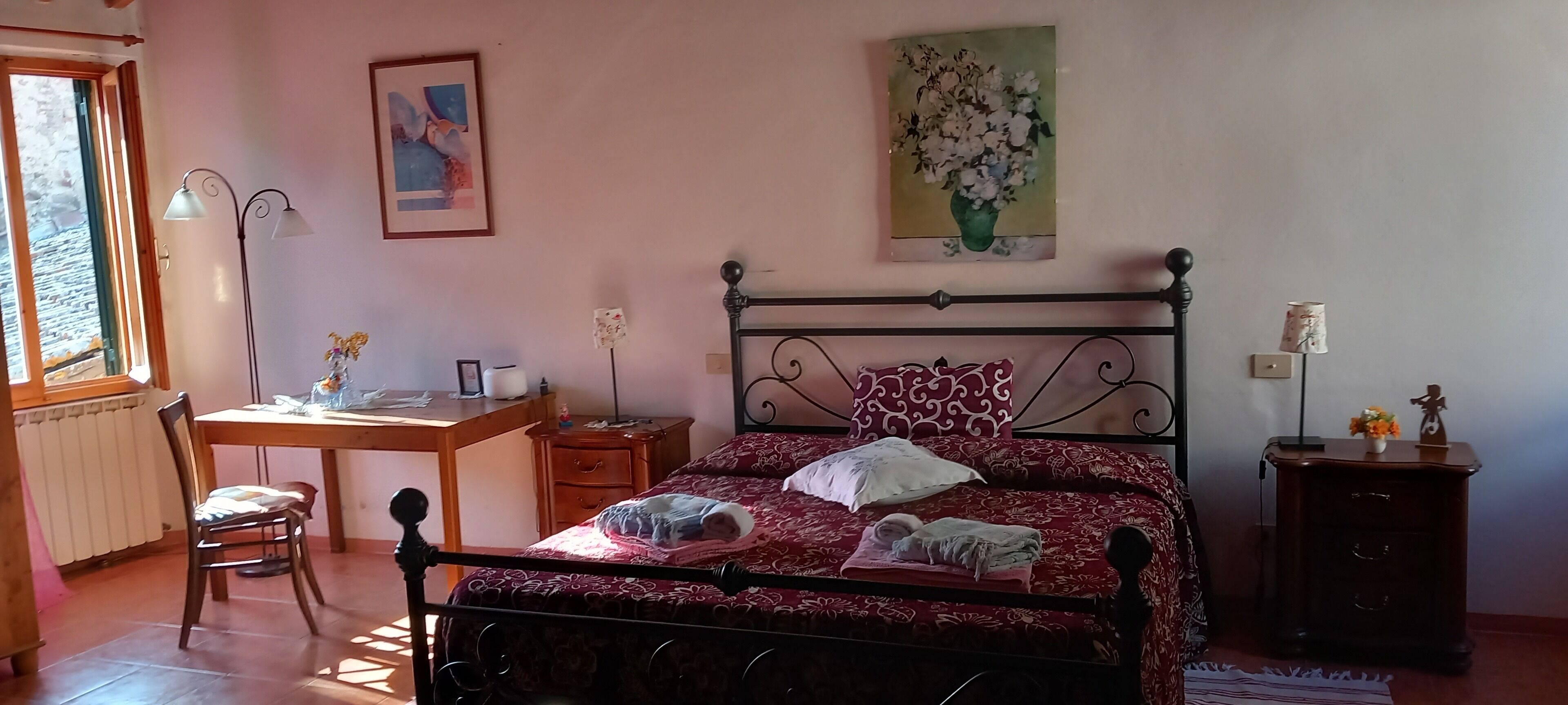 Familiekamer | Donsdekens, een minibar, een bureau, gratis wifi