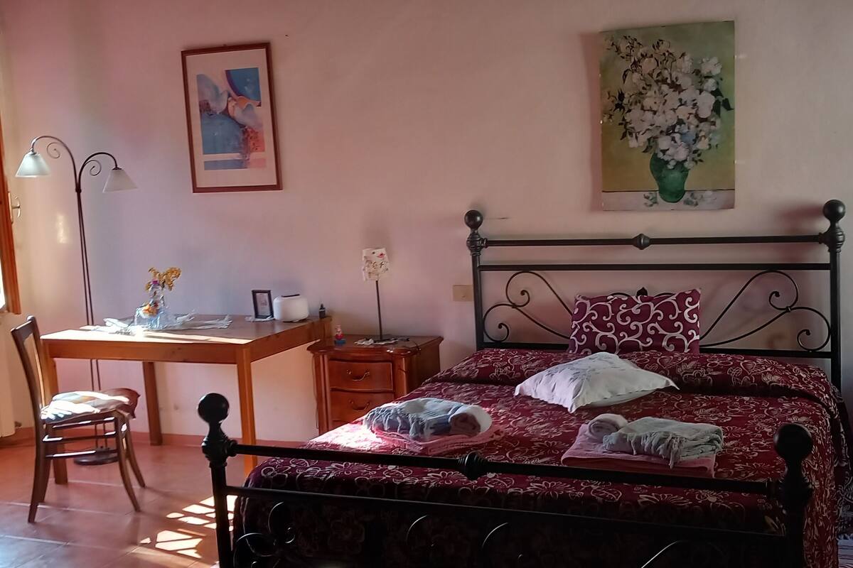 Familiekamer | Donsdekens, een minibar, een bureau, gratis wifi