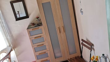 ๋๋ธ๋ฃธ (Private external bathroom) | ์ค๋ฆฌ/๊ฑฐ์ํธ ์ด๋ถ, ๋ฏธ๋๋ฐ, ์ฑ
์, ๋ฌด๋ฃ WiFi