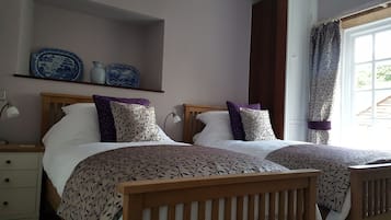Quarto duplo superluxo, 2 camas de solteiro, suíte | Escrivaninha, cortinas blackout, quartos à prova de som