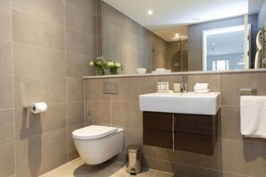 Departamento empresarial, 1 cama King size, para no fumadores | Baño | Tina con regadera, secadora de cabello, pantuflas, toallas