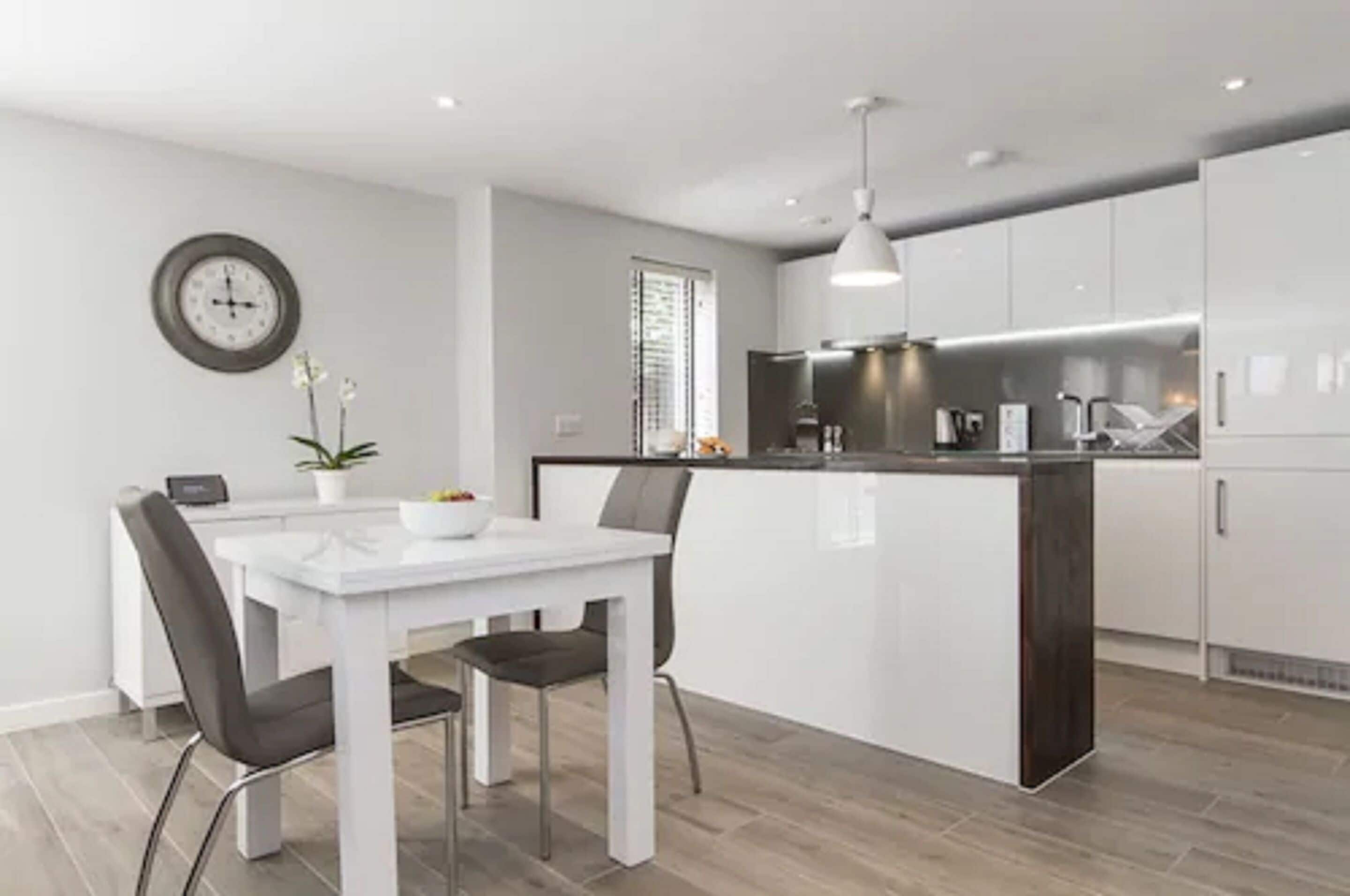 Business appartement, 1 kingsize bed, niet-roken | Privékeuken | Een koelkast, een microgolfoven, een oven, een kookplaat