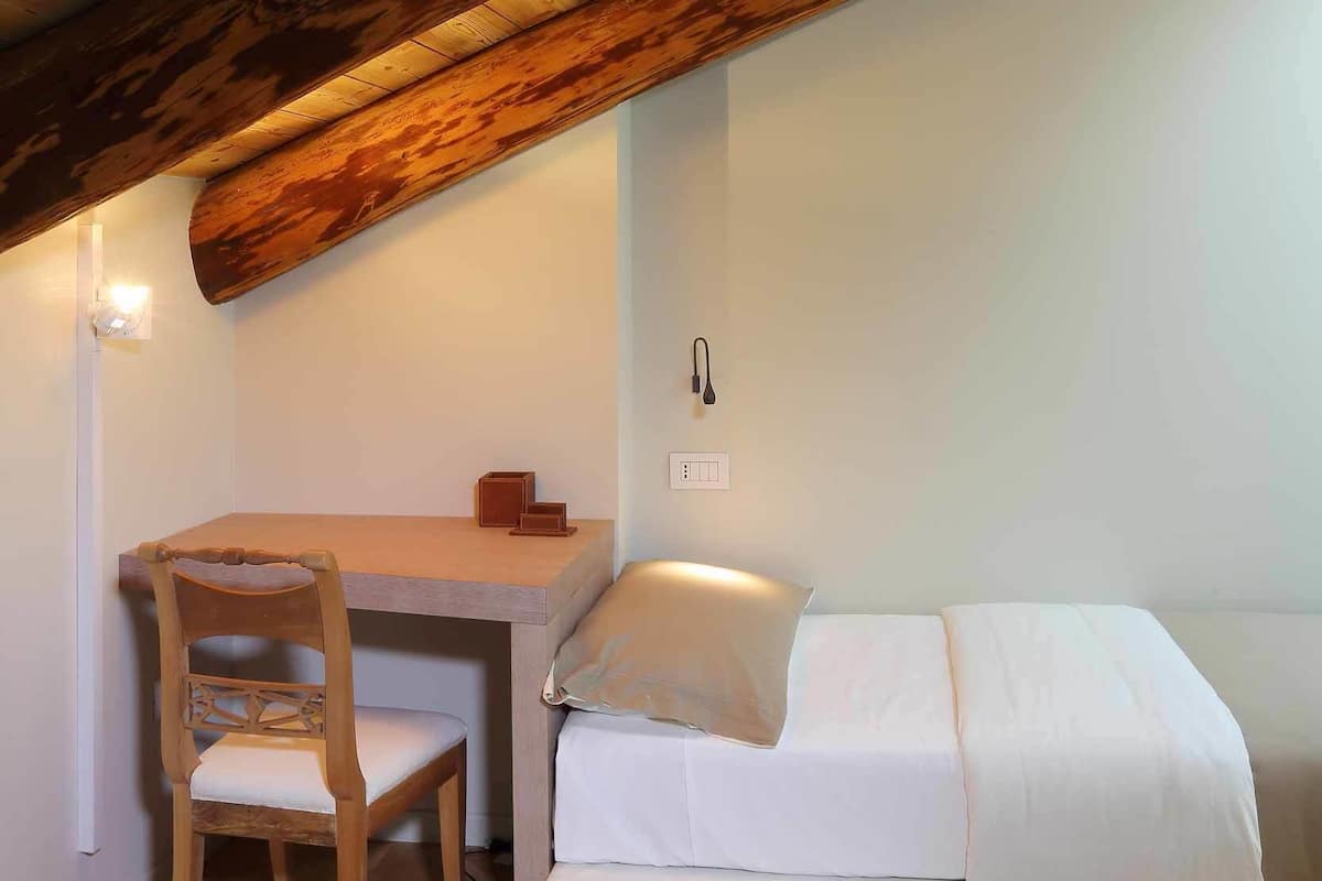 Single Room | Bar mini, peti besi dalam bilik, meja, kalis bunyi