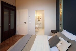 Minibar, vÀrdeförvaringsskÄp pÄ rummet, skrivbord och ljudisolering