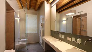 Douche, articles de toilette gratuits, sĂšche-cheveux, peignoirs
