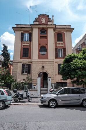 Front of property - Lush Garden Steps Away from Great Park (Rome)