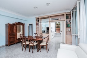 Apartment, 1 Schlafzimmer | Essbereich im Zimmer