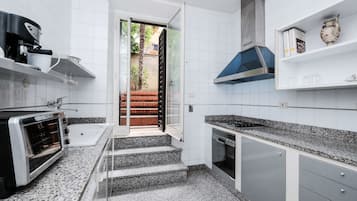 Apartamento, 1 quarto | Cozinha privada | Geladeira grande, micro-ondas, fogão, cooktop