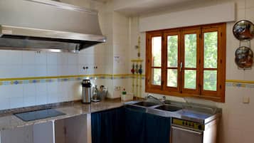Fridge, microwave, stovetop