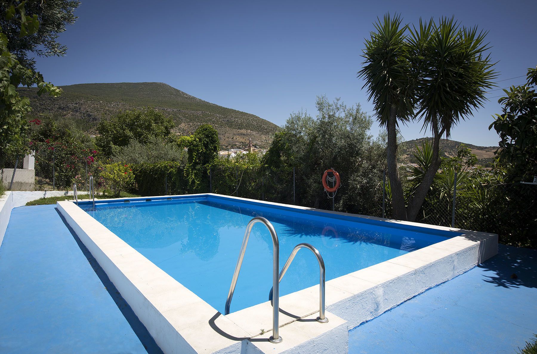 Una piscina al aire libre de temporada