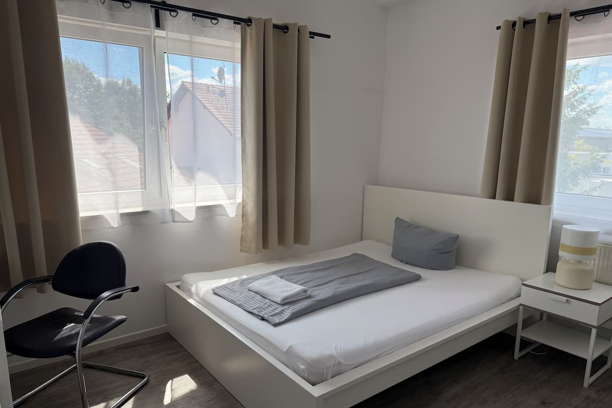 Single Room, 1 Large Twin Bed, Non Smoking | Hypo-allergenic bedding, iron/ironing board, free WiFi, bed sheets