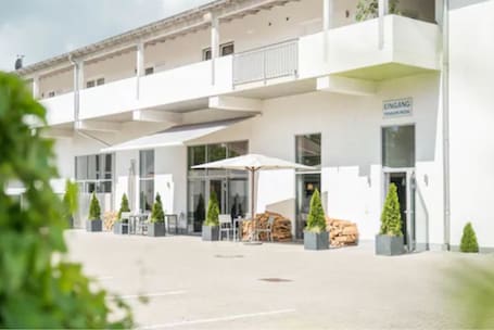 Exterior. Pension Wess