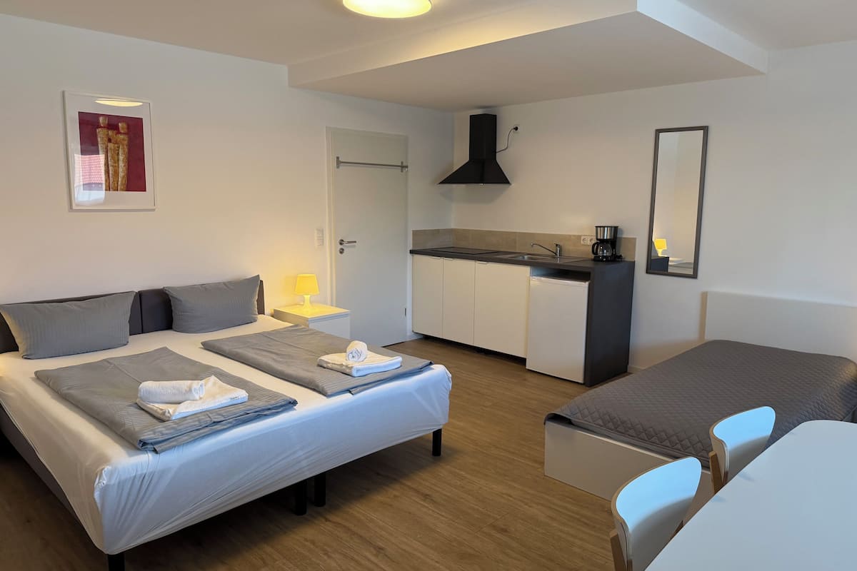 Hypo-allergenic bedding, iron/ironing board, free WiFi, bed sheets