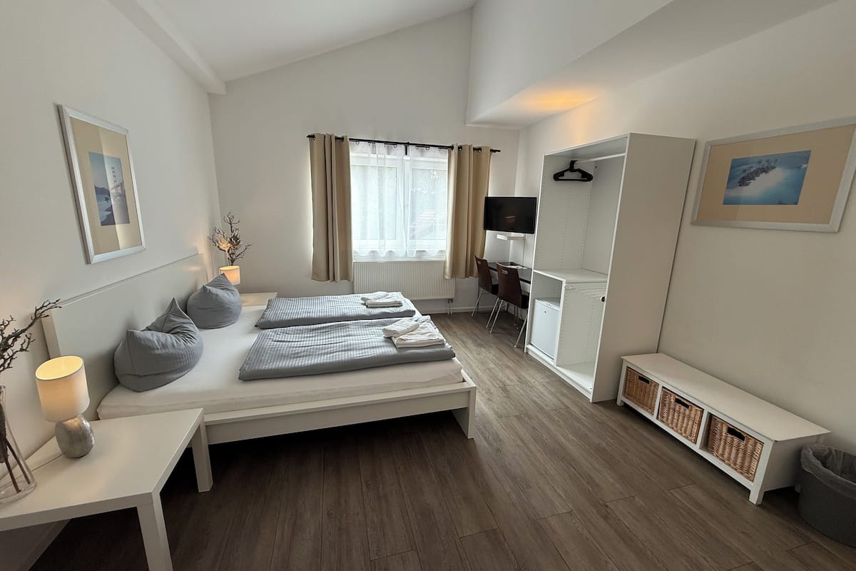 Hypo-allergenic bedding, iron/ironing board, free WiFi, bed sheets