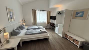 Doppelzimmer, Nichtraucher | Allergikerbettwaren, Bügeleisen/Bügelbrett, kostenloses WLAN, Bettwäsche