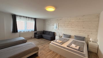 Comfort-Vierbettzimmer, Nichtraucher | Allergikerbettwaren, Bügeleisen/Bügelbrett, kostenloses WLAN, Bettwäsche