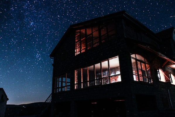 Front of property - evening/night - La Pommeraie d'Ifrane (Tizguite)