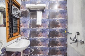 Habitación Deluxe, para no fumadores | Baño | Regadera, amenidades de baño gratuitas, toallas 