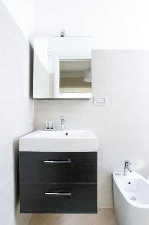 Apartment, 2 Bedrooms | Bathroom sink