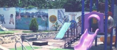 Alberca al aire libre y camastros