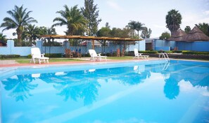 Outdoor pool, pool loungers - Ataco Country Resort (Fort Portal)