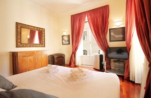 3 bedrooms, in-room safe, desk, blackout curtains