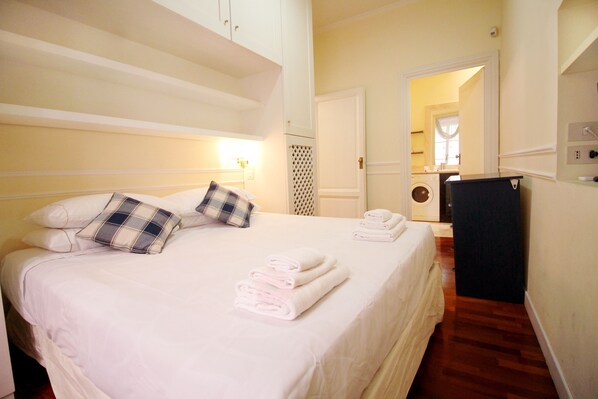 3 bedrooms, in-room safe, desk, blackout curtains