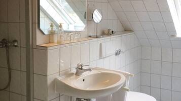 Standard Single Room | Bathroom | Shower, hair dryer, towels