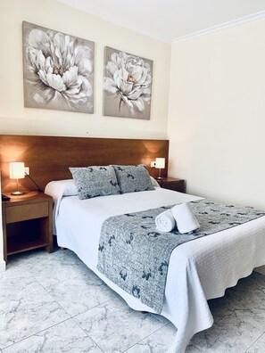 Triple Room | Iron/ironing board, bed sheets - Pensión San Anton (Sanxenxo)