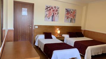 Vierpersoonskamer | Een strijkplank/strijkijzer, beddengoed