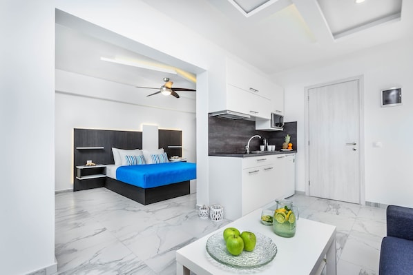 Deluxe Studio, Non Smoking | Iron/ironing board, free WiFi, bed sheets