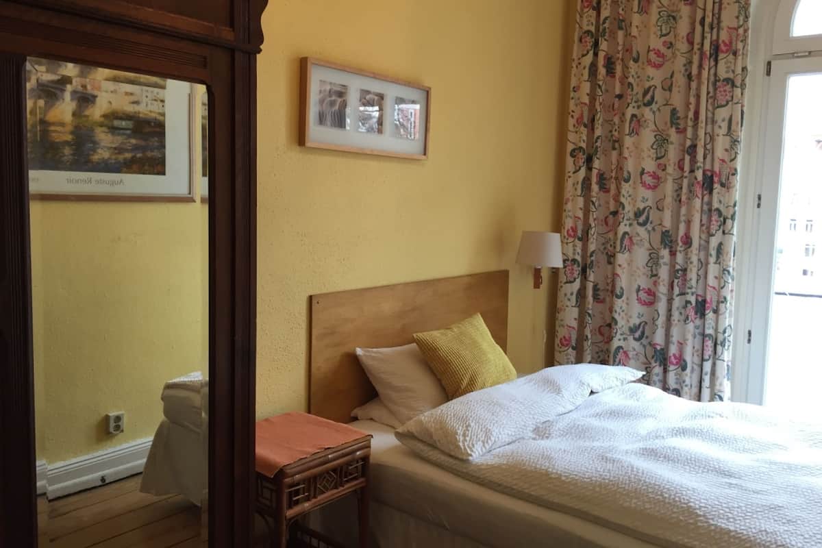 Habitación individual | Ropa de cama de alta calidad, edredón, muebles diferentes y escritorio