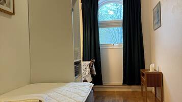 Single Room, Shared Bathroom | Desk, free WiFi, bed sheets