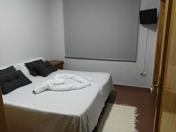 Quarto casal | Wi-Fi de cortesia, roupa de cama