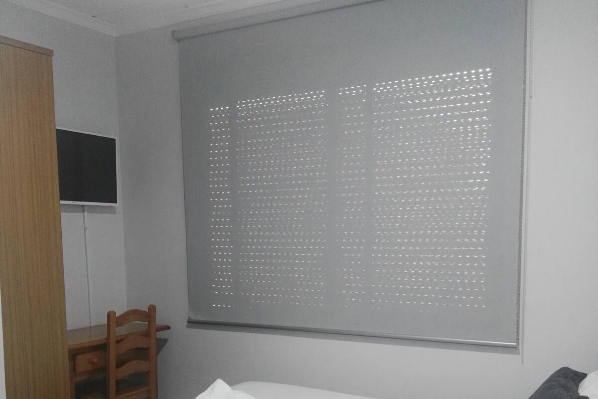 Quarto solteiro | Wi-Fi de cortesia, roupa de cama