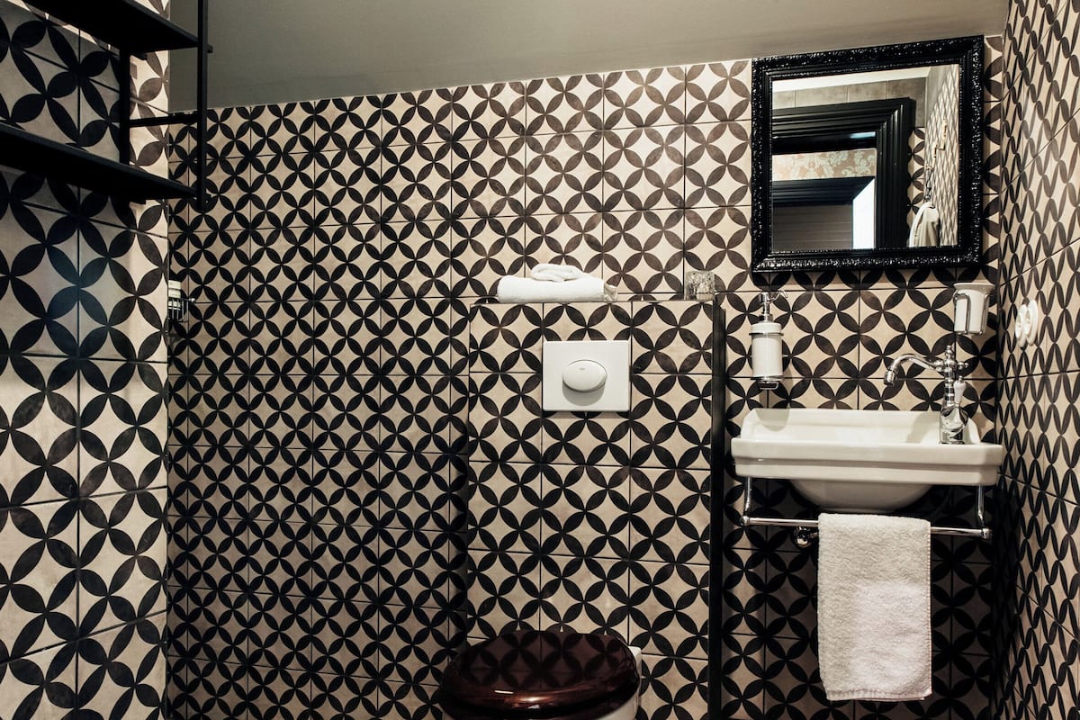 standard single room, private bathroom | bathroom | free toiletries, hair dryer, bathrobes, towels