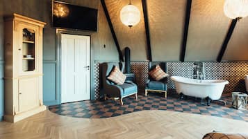1 habitación, decoración personalizada, muebles diferentes y escritorio