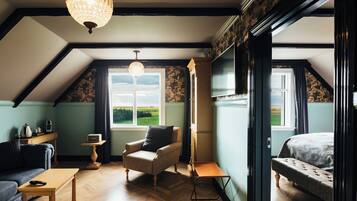 Suite | 1 chambre, décoration personnalisée, ameublement personnalisé, bureau