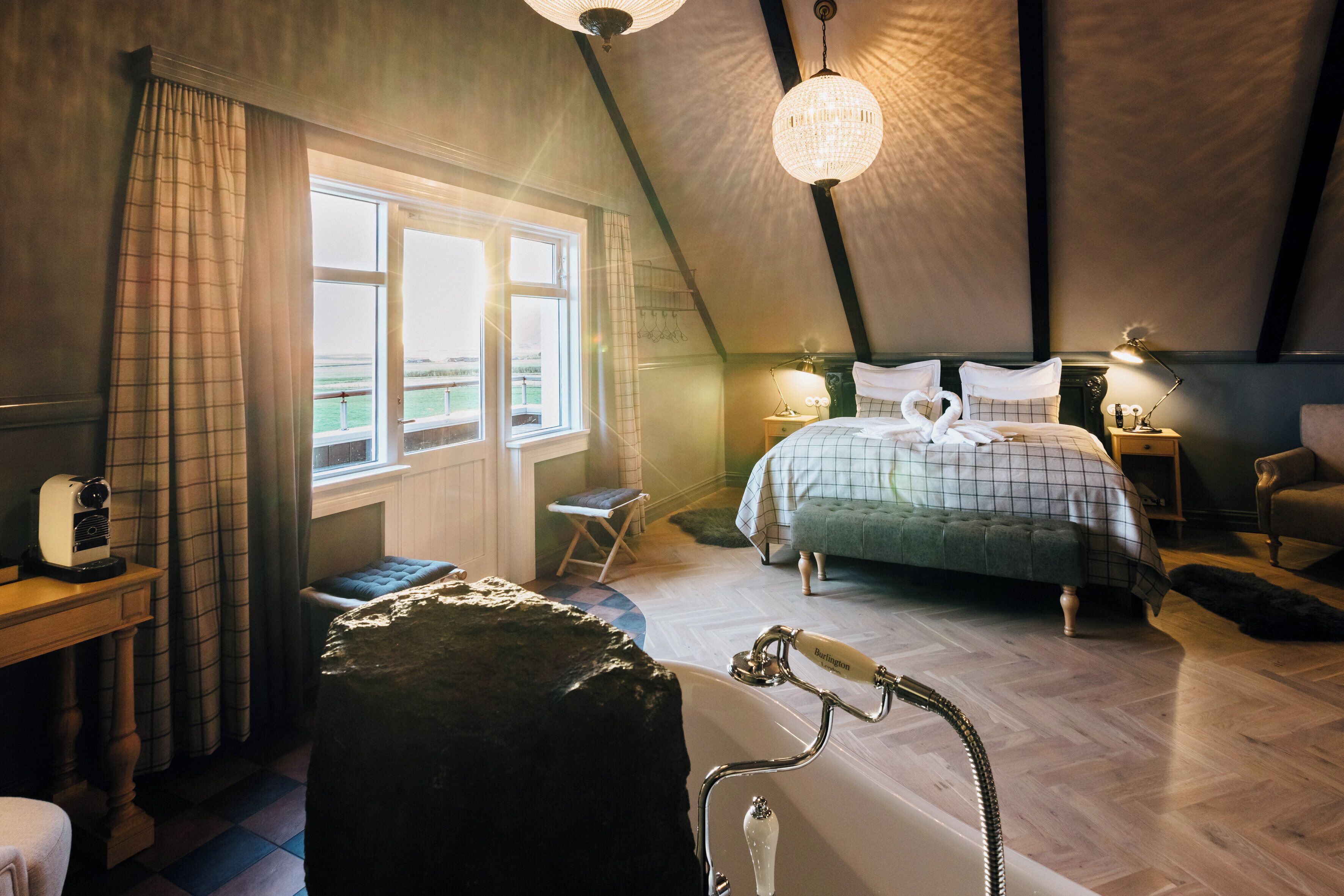 suite, balcony | 1 bedroom, individually decorated, individually furnished, desk