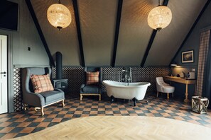 Suite, balcón | Decoración personalizada, muebles diferentes y escritorio 
