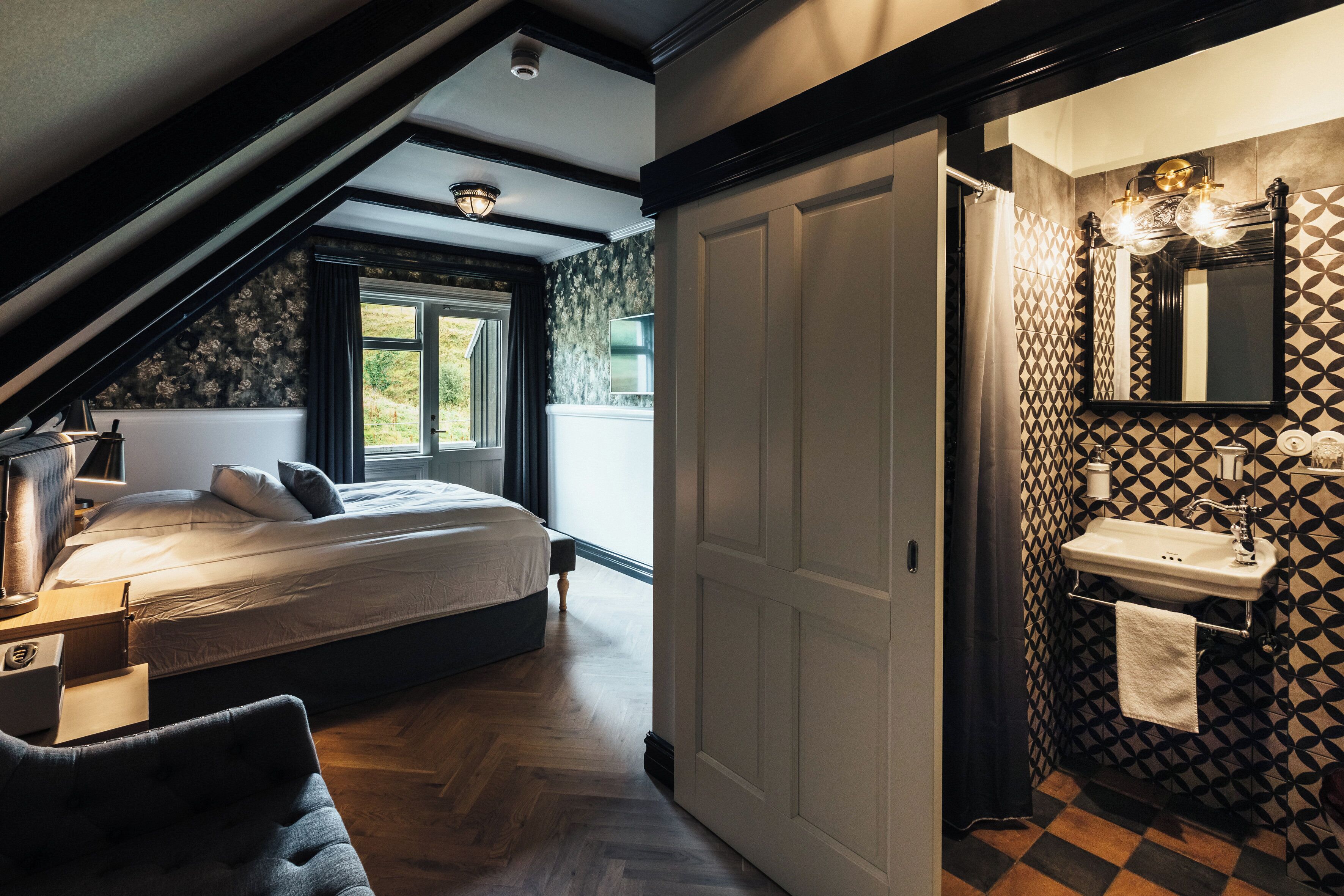 standard single room, private bathroom | 1 bedroom, individually decorated, individually furnished, desk