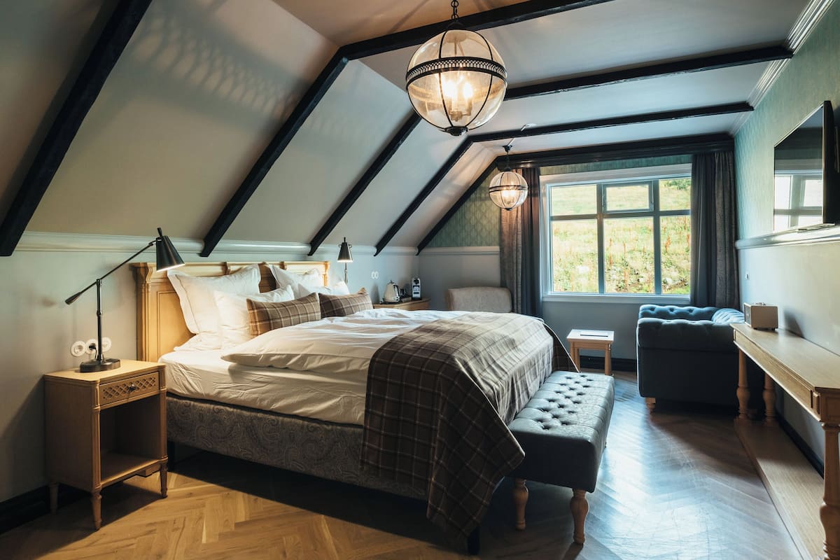 1 habitación, decoración personalizada, muebles diferentes y escritorio