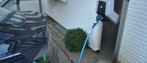 Un automóvil conectado a una estación de carga para vehículos eléctricos.