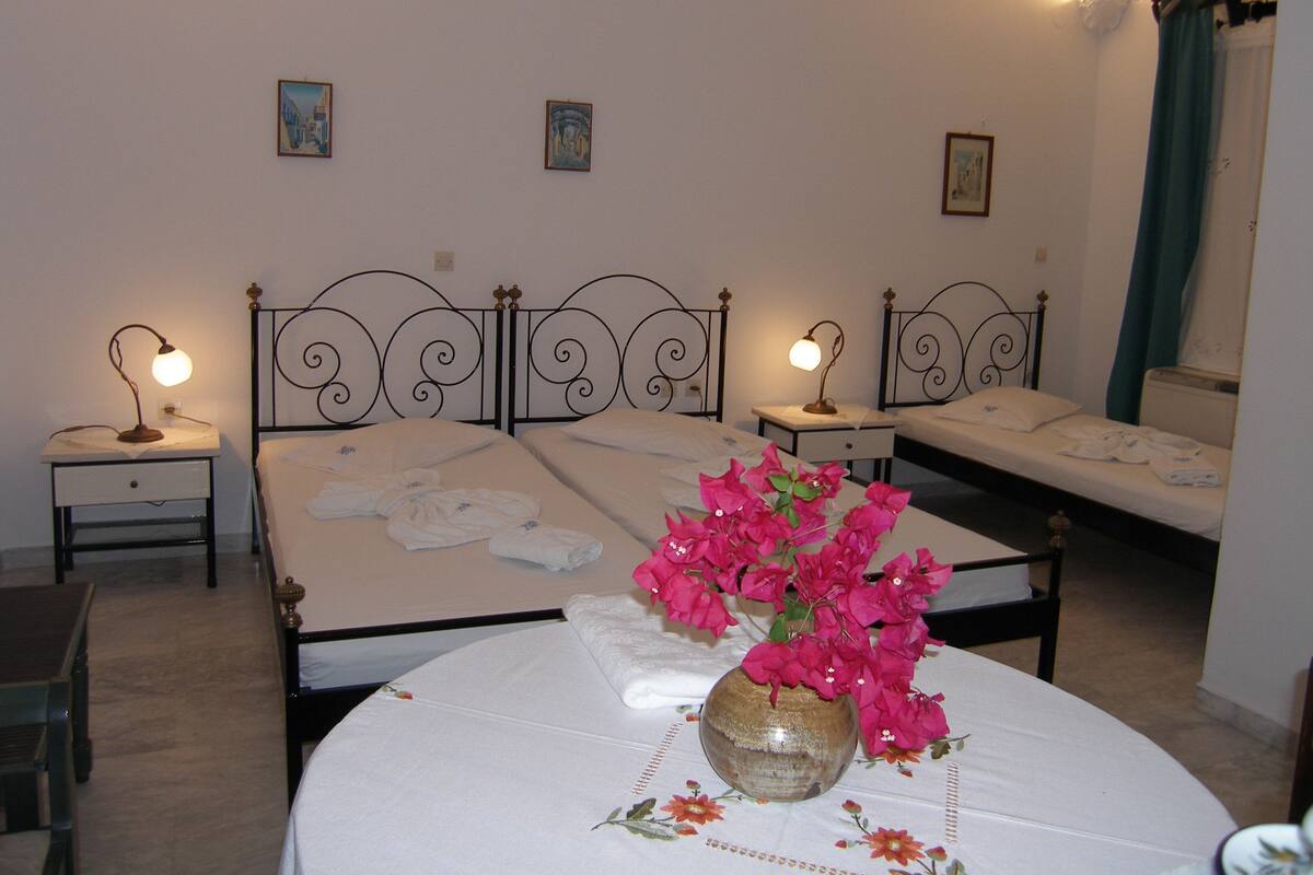 Triple Room, Garden View | In-room safe, iron/ironing board, cribs (free), WiFi (free)