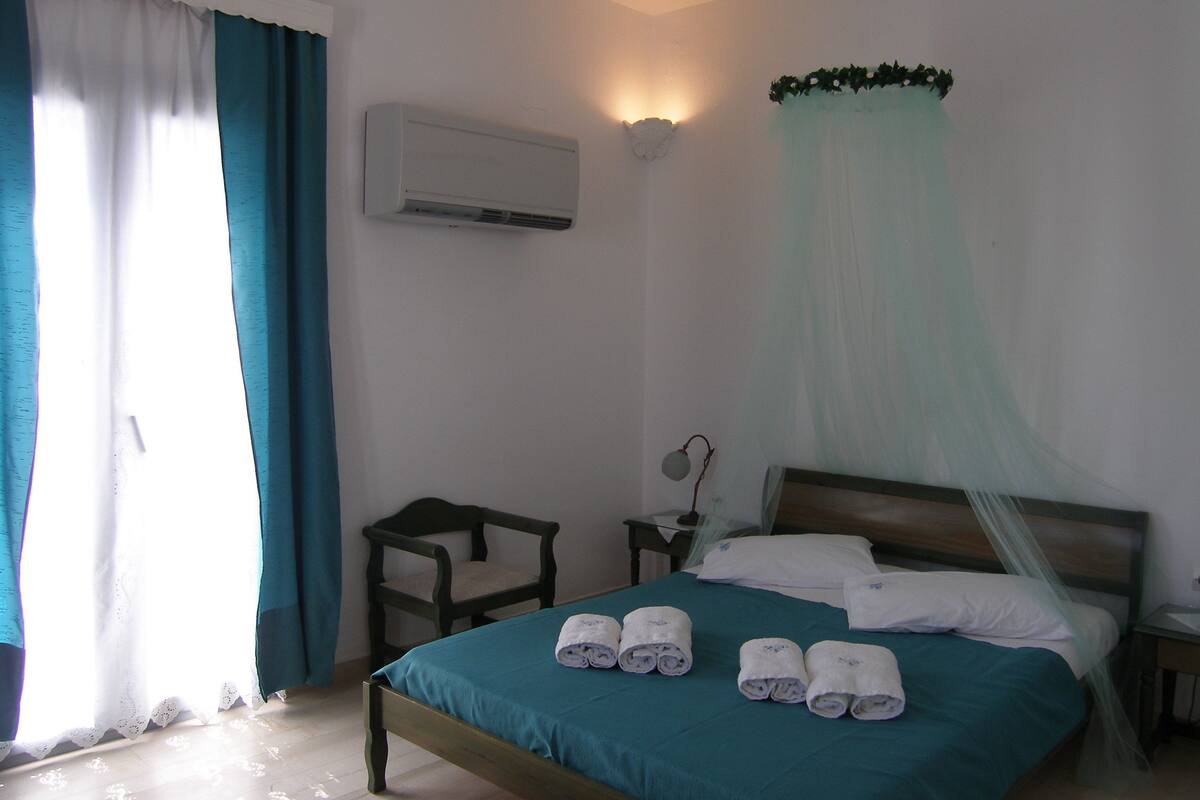 Apartment | In-room safe, iron/ironing board, cribs (free), WiFi (free)