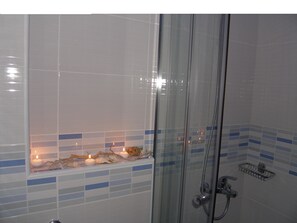 Studio, Sea View (Panoramic) | Bathroom | Shower, free toiletries, hair dryer, bathrobes - Ariti Apartments (Paros)