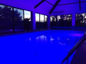 Una piscina techada, una piscina climatizada